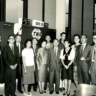 <p>由沈董事長帶領台灣第一個環遊世界60天考察團，為公司從事旅遊業的開端。</p>
