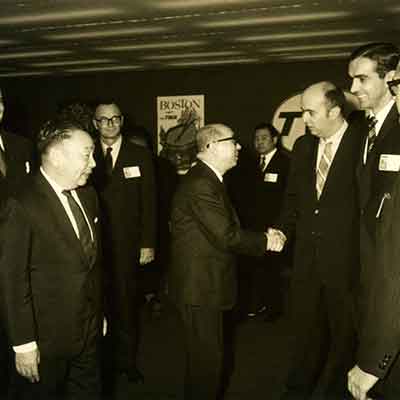 <p>總代理美國環球航空公司，當時行政院長嚴家淦先生、副院長蔣經國先生及美國大使馬康衛先生都親自蒞臨酒會。</p>
