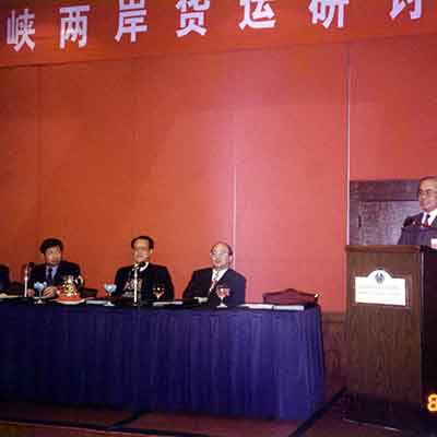 <p>為促成海峽兩岸航空貨運之發展，本公司董事長與中國民航總局籌劃成立「海峽兩岸貨運研討會」。</p>
